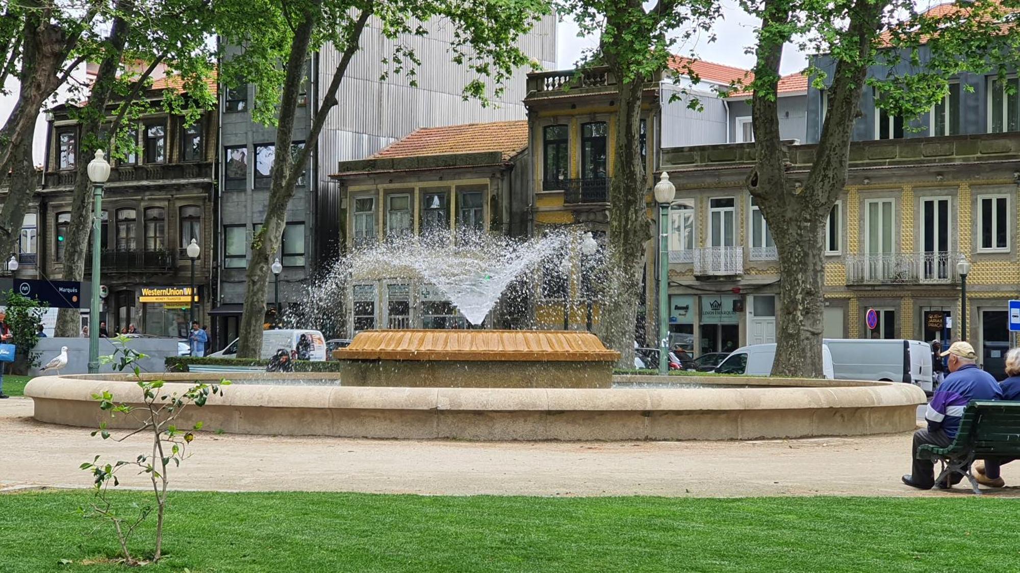 Downtown Porto With Parking Next To Subway Exterior foto