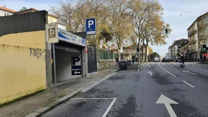 Downtown Porto With Parking Next To Subway Exterior foto